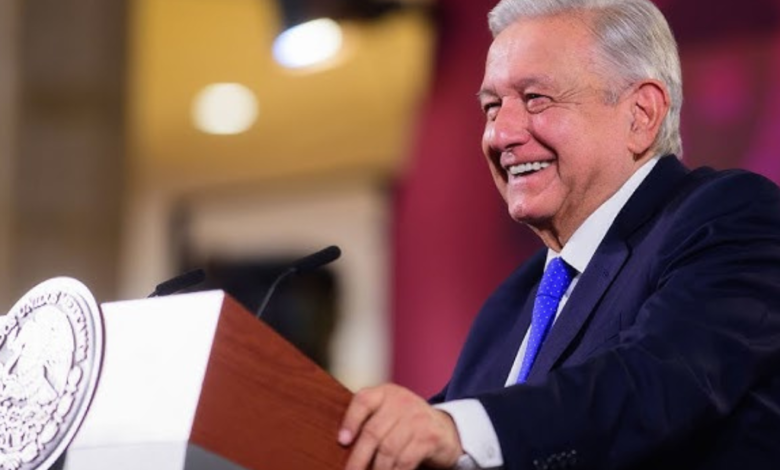 Entre lágrimas AMLO se despide en su última mañanera