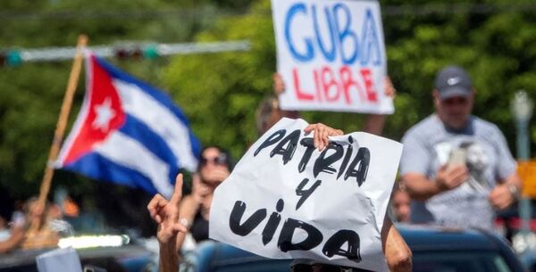 EU expresa su apoyo a manifestantes que protestan por comida y apagones en  Cuba