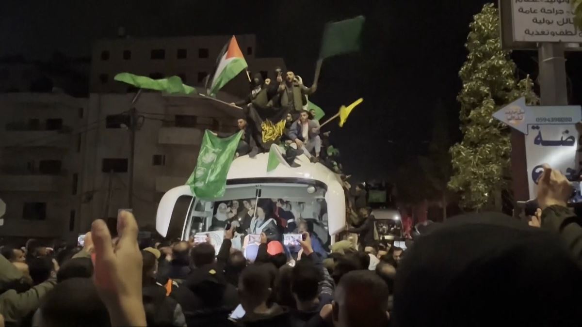 Israel libera al primer grupo de 90 presos palestinos tras entrar primera fase de acuerdo con Hamás