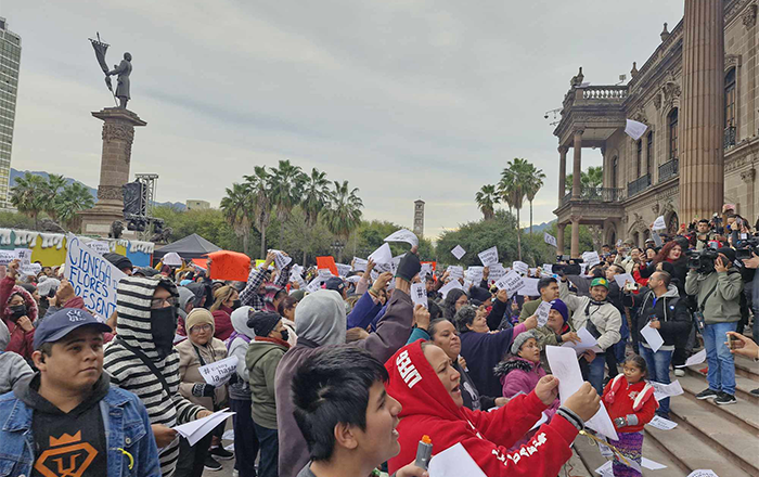 Ciudadanos de NL se manifiestan en Palacio de Gobierno por aumento al transporte público