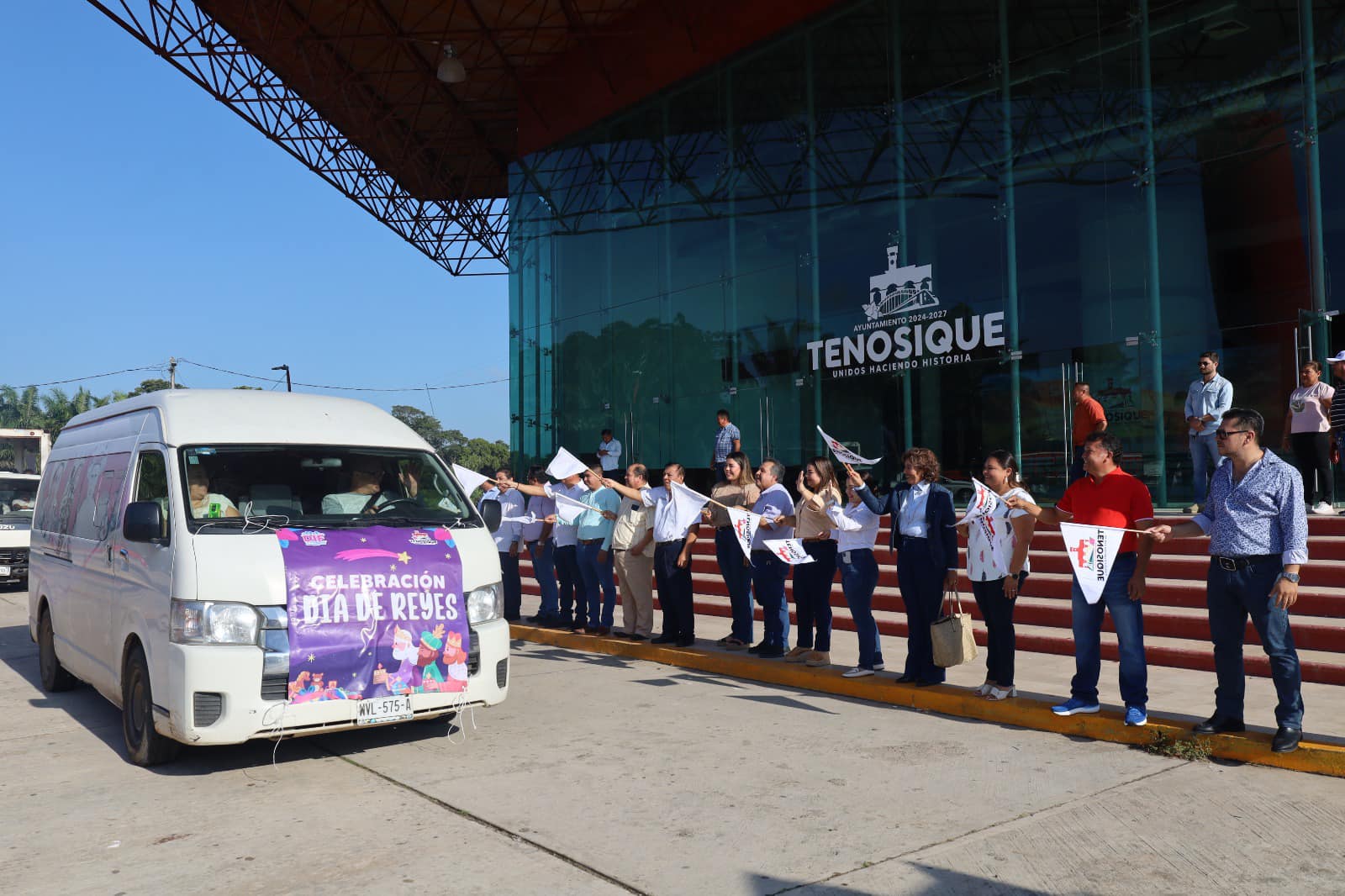 Sandra Hernández entrega sonrisas en el Día de Reyes a la niñez de Tenosique