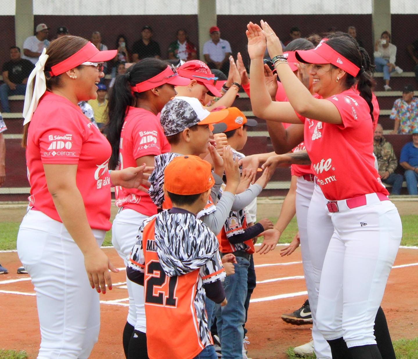 Piñeros de Huimanguillo y Las Olmecas de Tabasco brindan emocionante juego de sóftbol