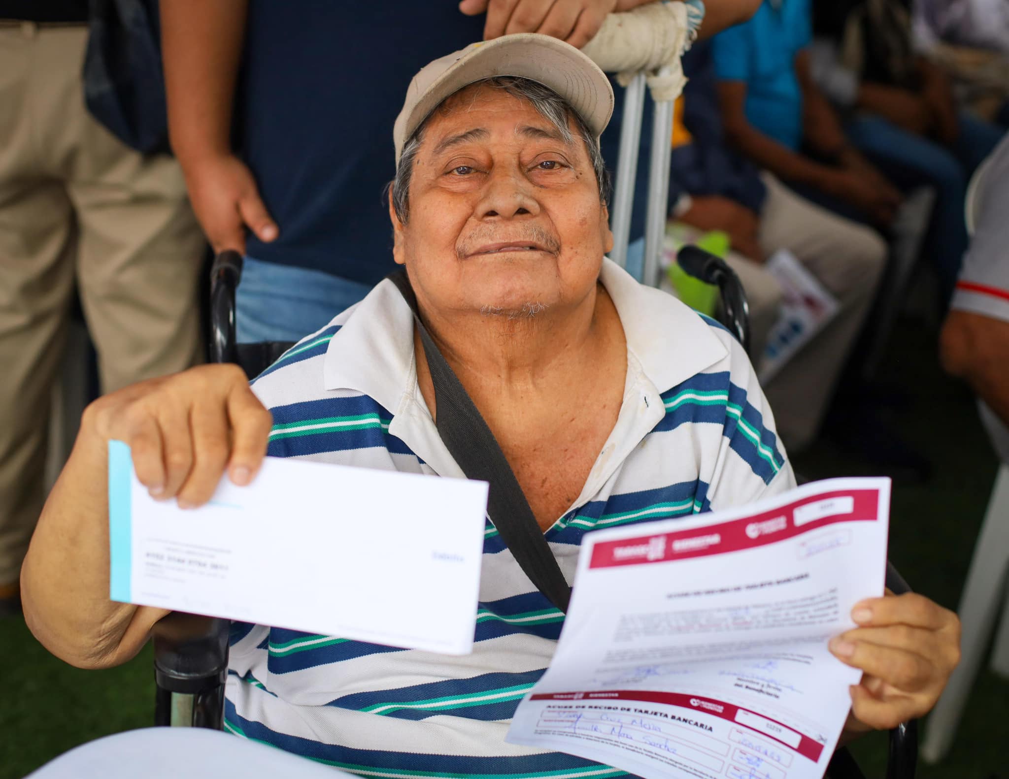 Javier May entrega tarjetas de pensión a mujeres y hombres de Tabasco