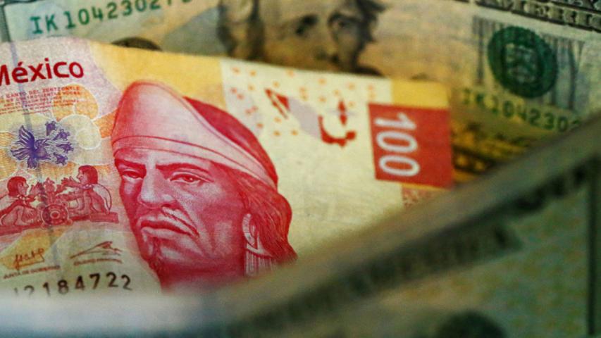 Peso mexicano resiste con cautela; cierra en 20.64 por dólar