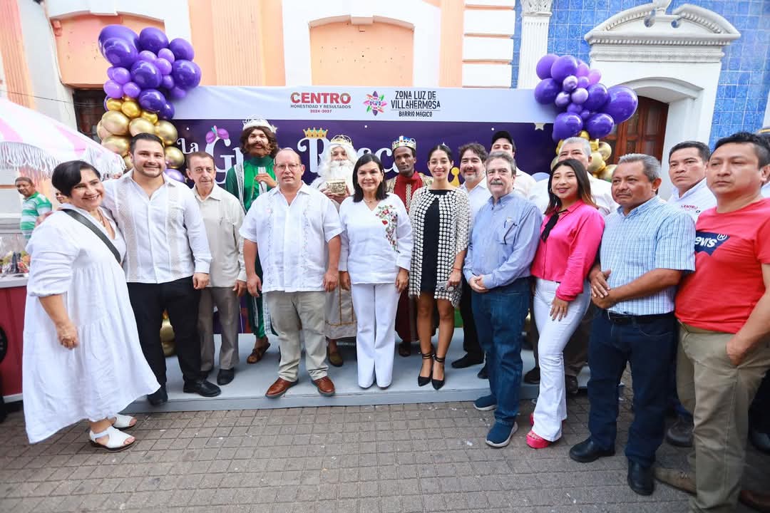 Festeja Yolanda Osuna con ciudadanos partida de Rosca de Reyes monumental en la Zona Luz