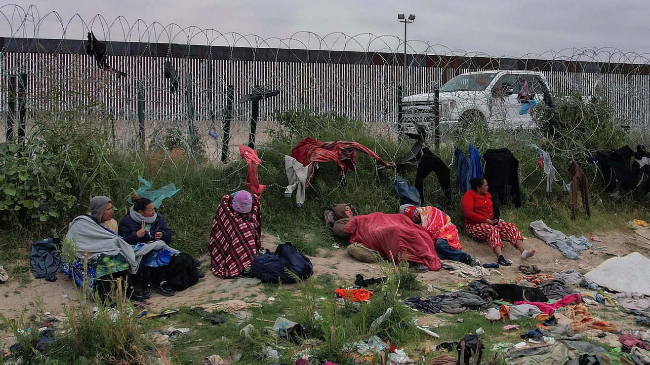 Migrantes padecen bajas temperaturas en frontera norte del país