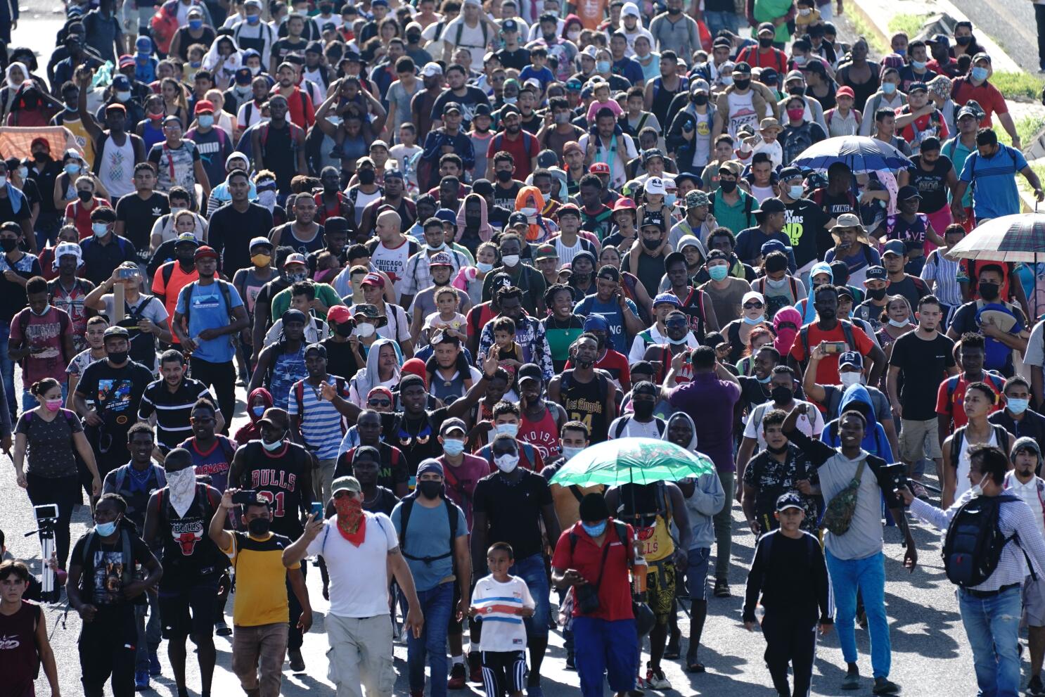 Caravana de migrantes parten del sur de México hacia EU.