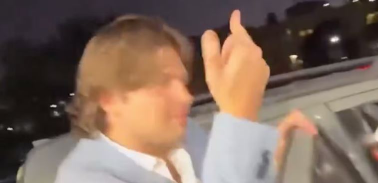 Hermano de Fofo Márquez se disculpa tras seña obscena a reporteros