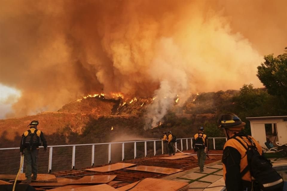 Aumentó a 16 el número de víctimas mortales por incendios en Los Ángeles, California