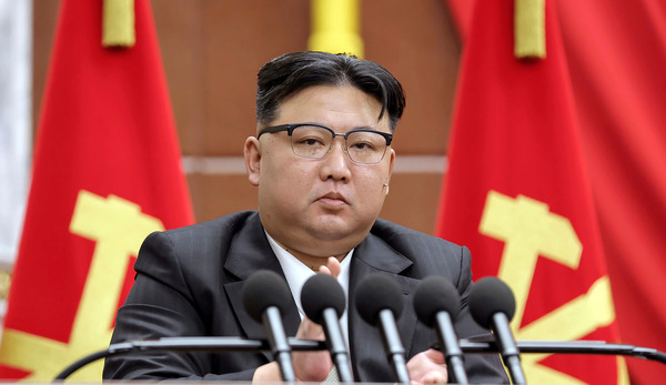 Kim Jong-un llama a fortalecimiento nuclear después de que Trump dijera que busca dialogar