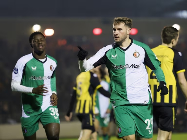 Santi Giménez marca doblete con Feyenoord en Copa