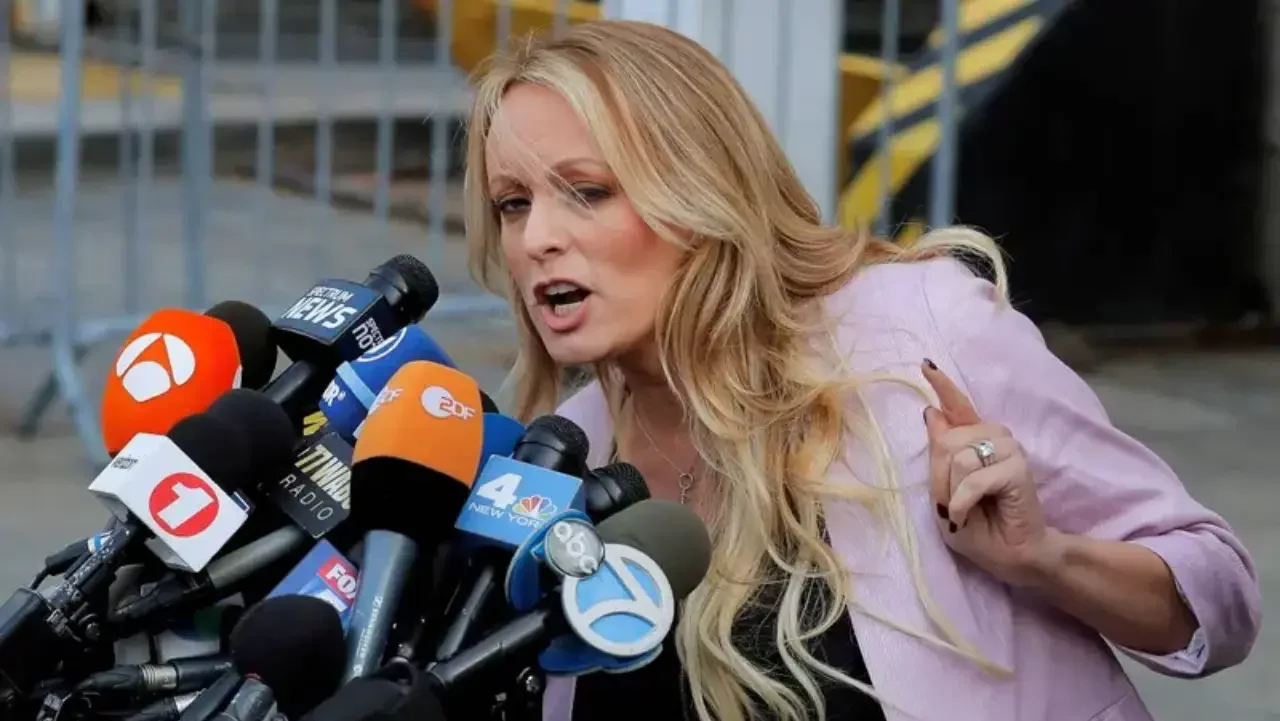 Trump pide al Tribunal Supremo detener la sentencia en el caso Stormy Daniels