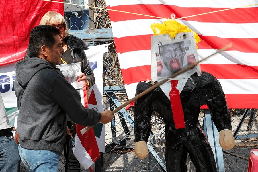 Activistas queman piñata de Trump frente a Embajada de EE.UU. en México