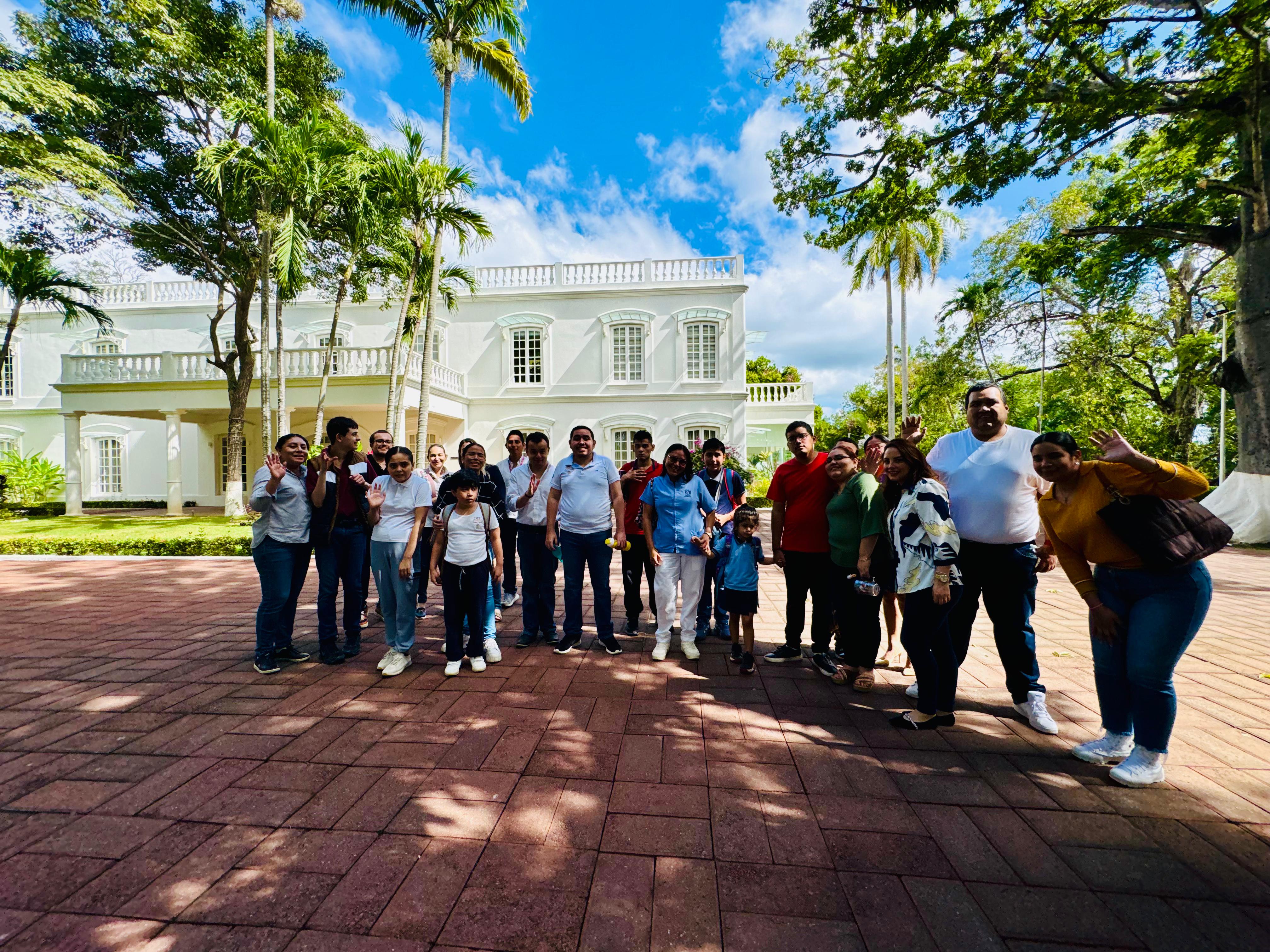 Primer grupo de alumnos con autismo visita el Centro Cultural Quinta Grijalva
