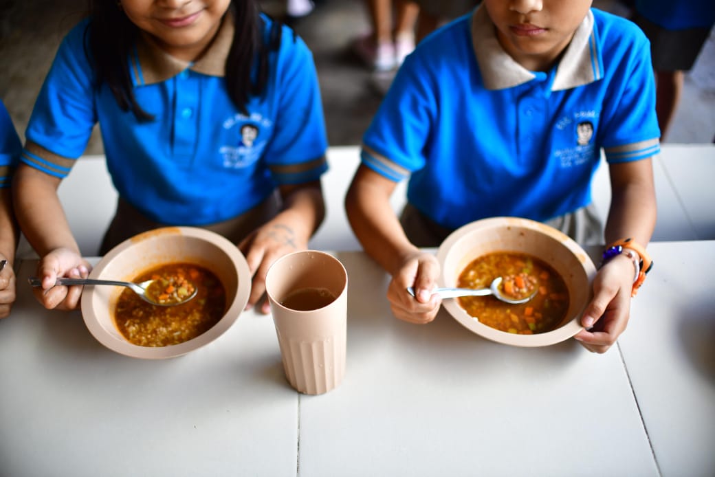 Gobernador Javier May dio el banderazo de inicio al Programa Alimentación Escolar Modalidad Caliente