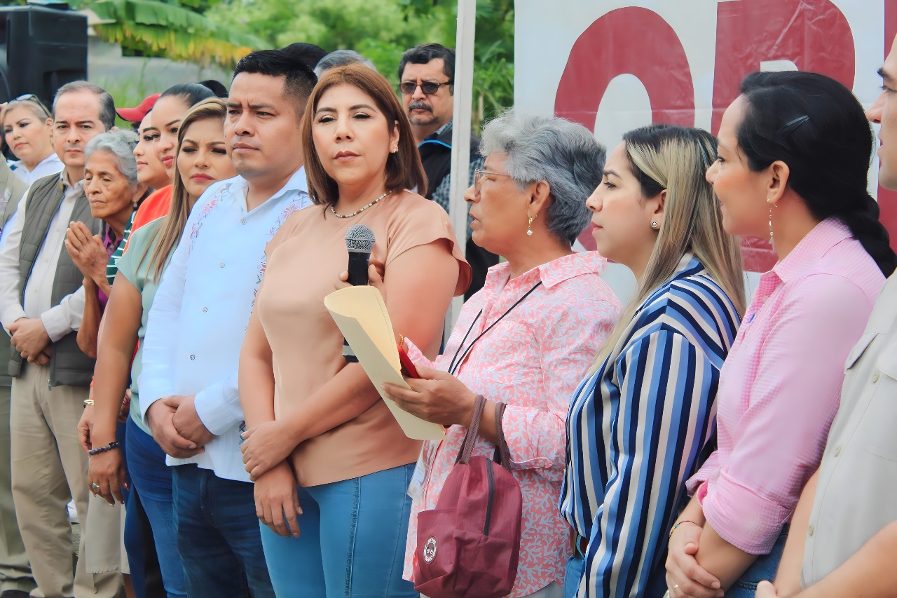 Alcaldesa Mari Luz Velázquez Jiménez da inicio a rehabilitación integral del andador 3 en la colonia Juventud