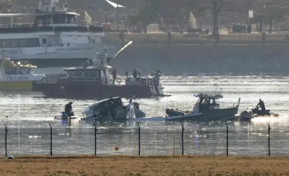 Los rescatistas aún buscan a 14 desaparecidos del accidente aéreo en Washington