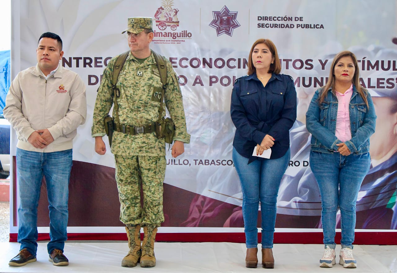 Entrega alcaldesa Mari Luz Velázquez Jiménez estímulos a policías de Huimanguillo