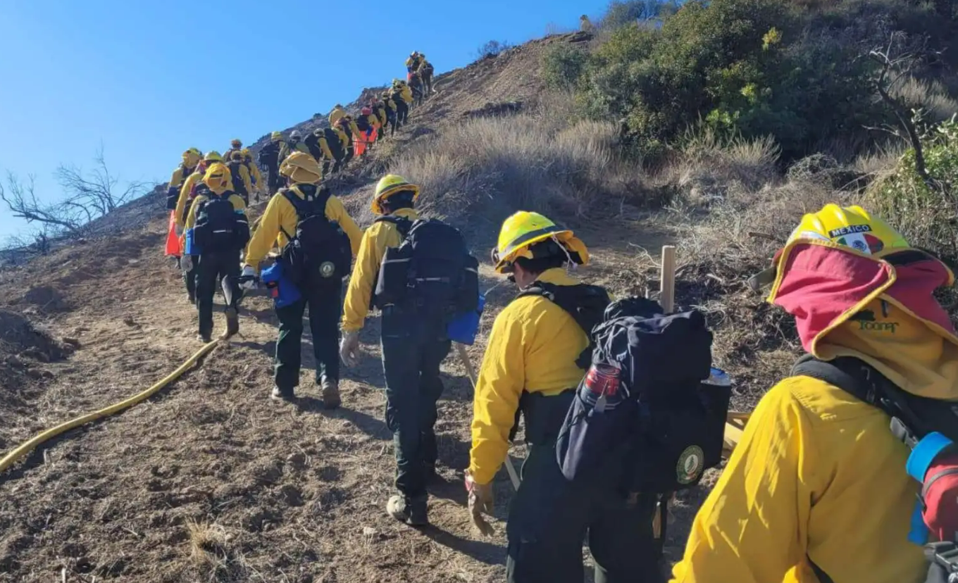 Delegación mexicana ya combate incendios en Los Ángeles