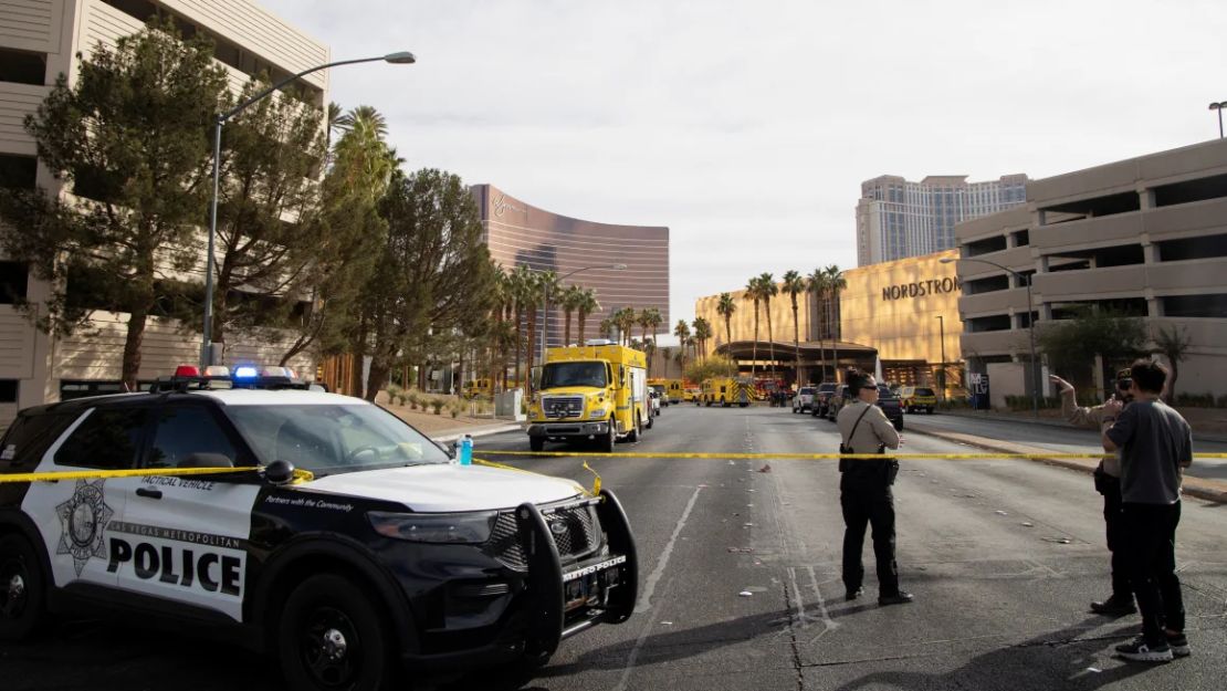 Tesla Cybertruck explota frente a hotel de Trump en las Vegas; deja un muerto y siete heridos