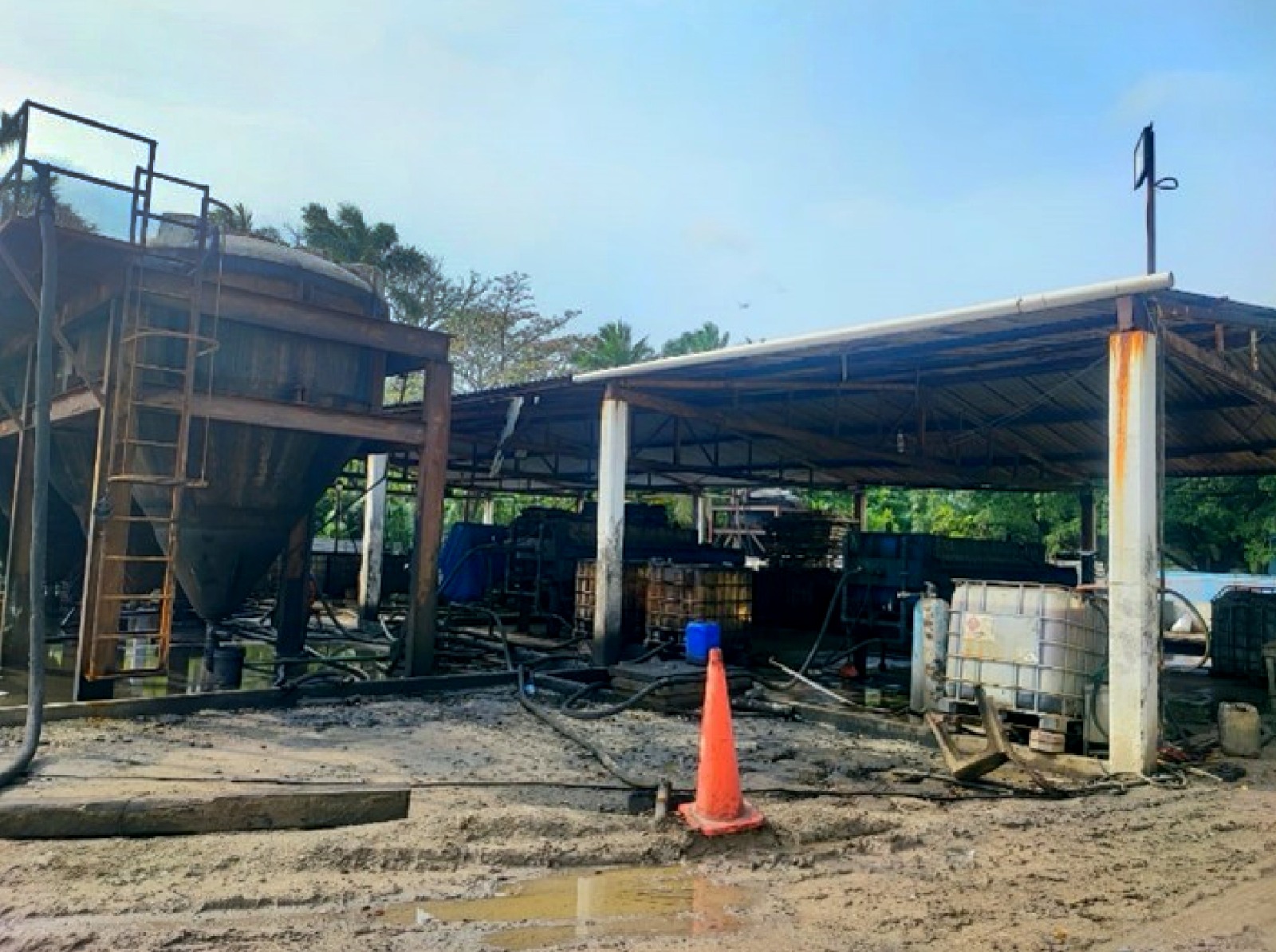 FGE asegura más de 400 mil litros de hidrocarburo, tractocamiones, autotanques y maquinaria