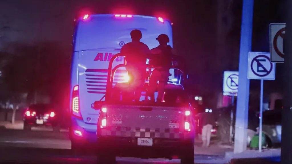 Trasladan a migrantes deportados al INM en Hermosillo, Sonora