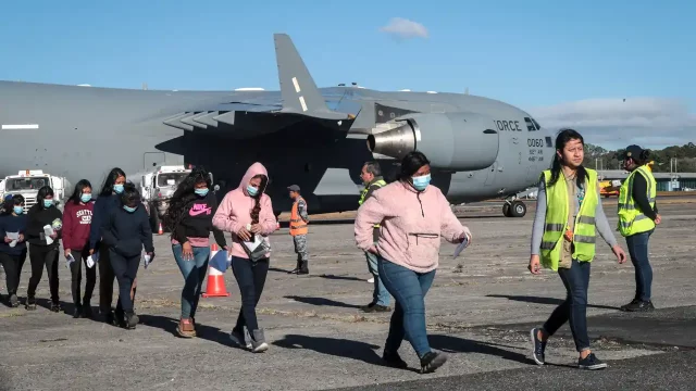 Aterriza avión militar de Colombia con deportados desde EU tras disputa entre Trump y Petro