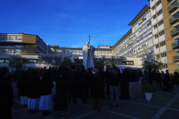 El Papa agradece al personal médico su labor; ha pasado una noche tranquila: Vaticano