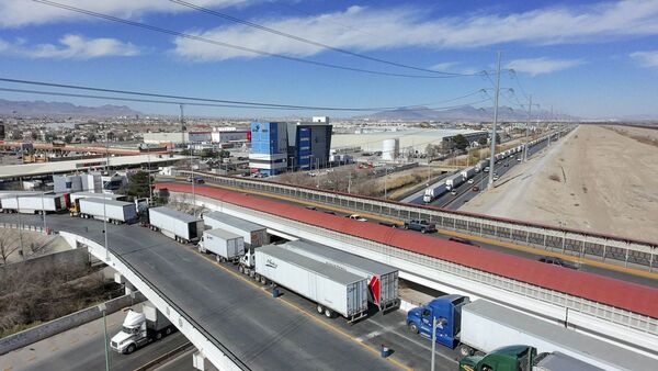 Filas de hasta 8 horas para cruzar a Estados Unidos debido a medidas de Trump