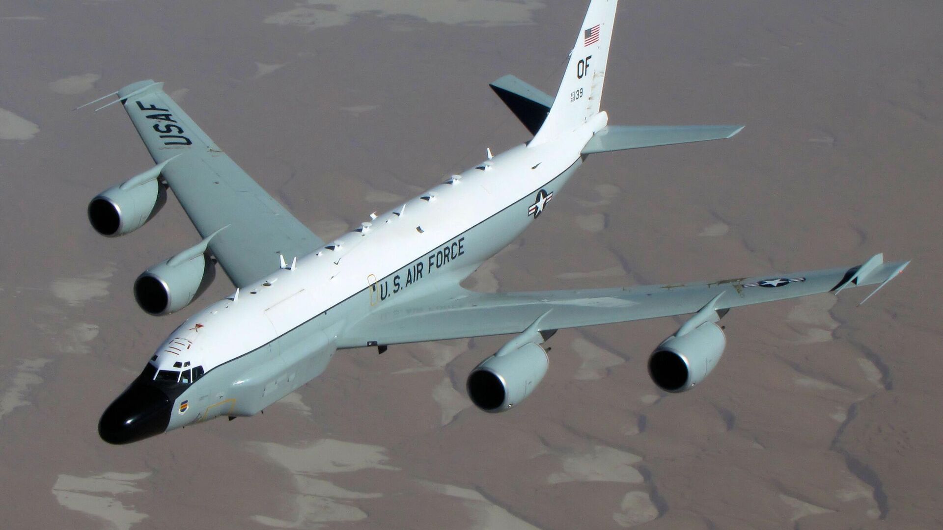 Un avión de la Fuerza Aérea de Estados Unidos vuela alrededor de la península de Baja California