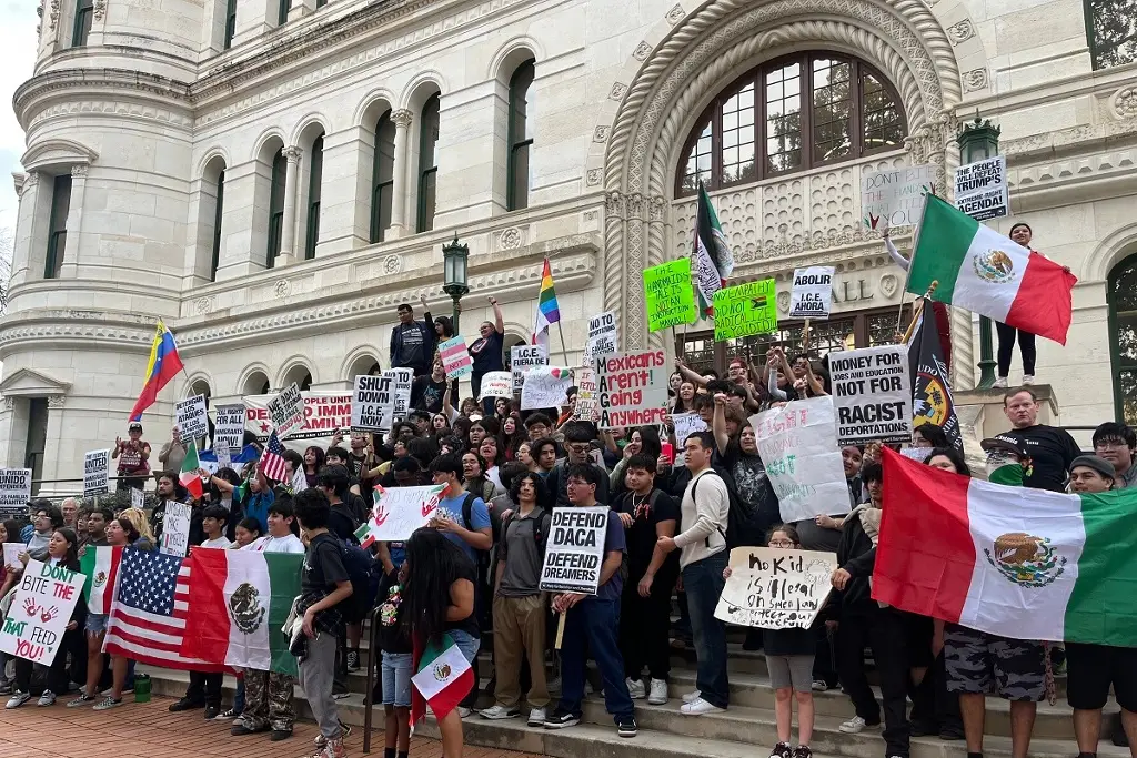 Estudiantes de bachillerato en Texas protestan en contra de las deportaciones