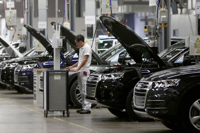 Los aranceles a México y Canadá añadirán 5 mil 790 dólares al precio de los vehículos en EE.UU.