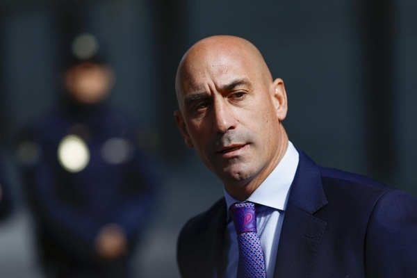 Luis Rubiales condenado a pagar multa de 10,800 euros por beso forzado a Jenni Hermoso