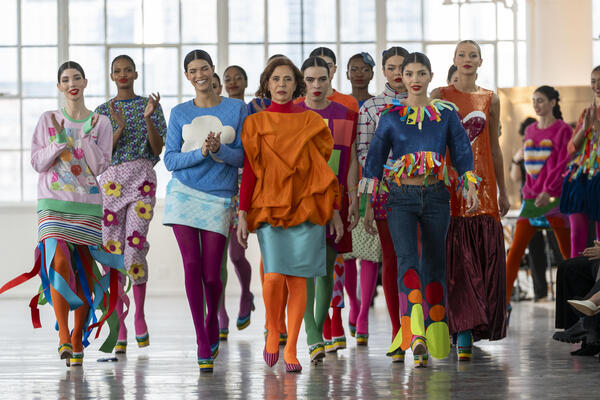 Ágatha Ruiz de la Prada presenta colección de moda hecha con piezas reutilizadas