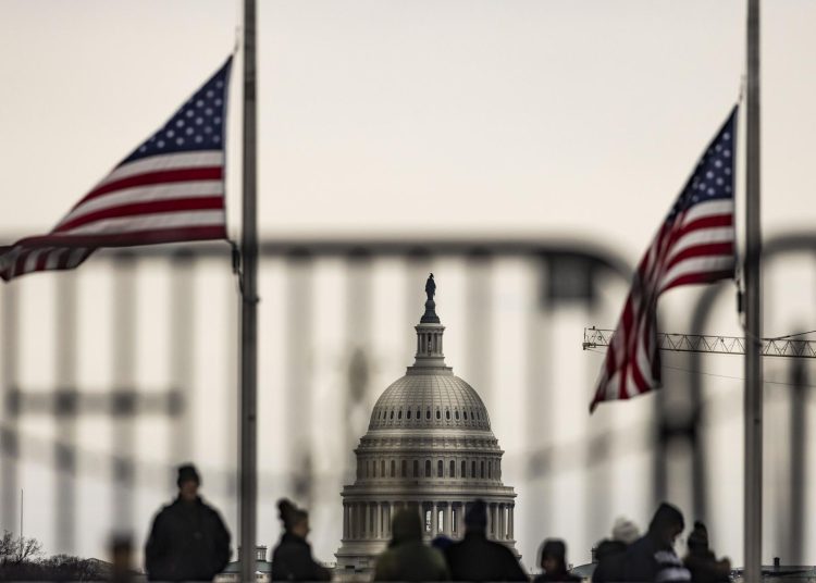 Juez rechaza pausar despido masivo de empleados federales de Trump