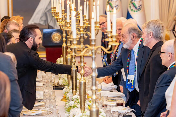 Carlos Slim y otros empresarios participan en un encuentro en El Salvador