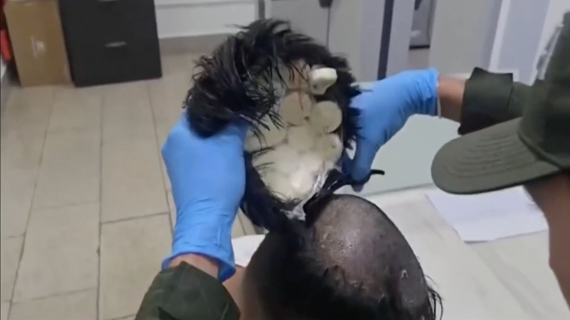 Descubren 400 dosis de cocaína ocultas en una peluca en el aeropuerto de Cartagena