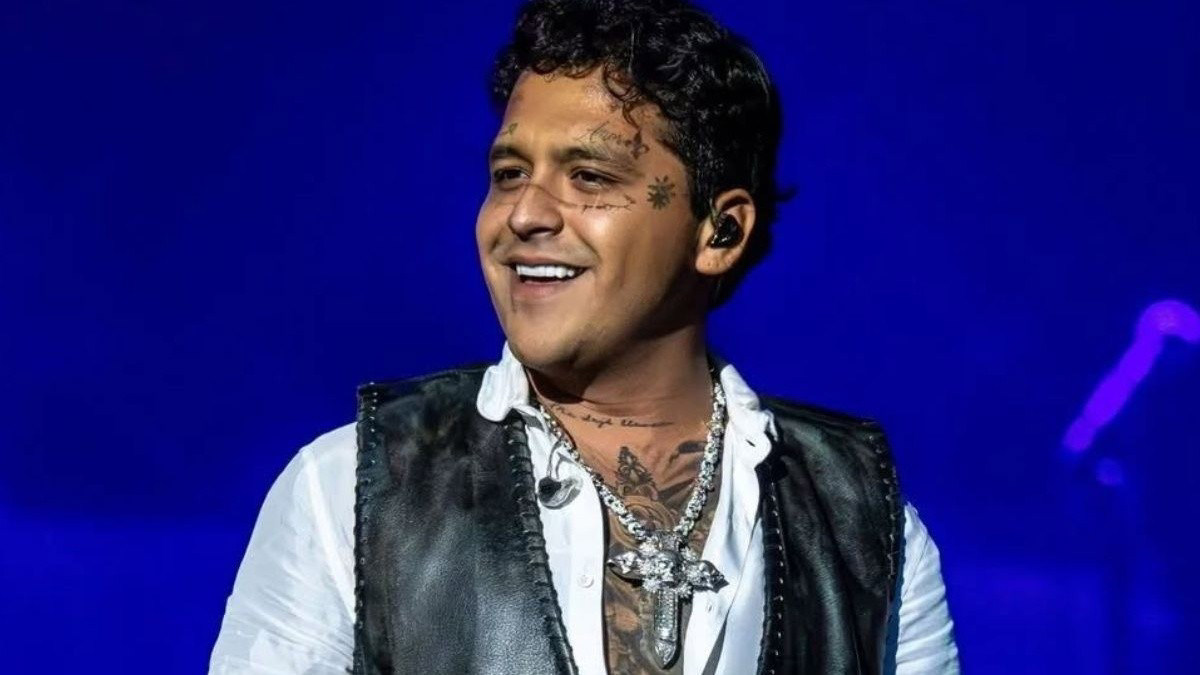 Critican a Christian Nodal por exceso de Photoshop en portada de revista