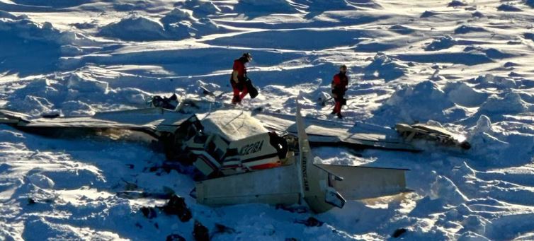 Al menos tres fallecidos en el accidente de un avión en Alaska con diez personas a bordo