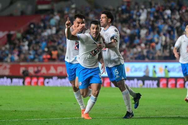 Erik Lira en la mira de Europa en plena negociación de renovación