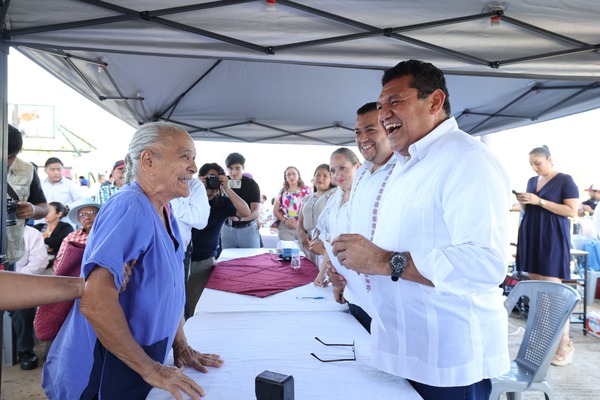 Entrega Javier May Rodríguez 100 certificados en Jalapa