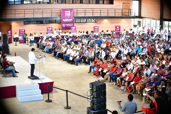 Entrega Javier May 100 certificados de viviendas y 331 tarjetas de Bienestar y Plenitud en Teapa