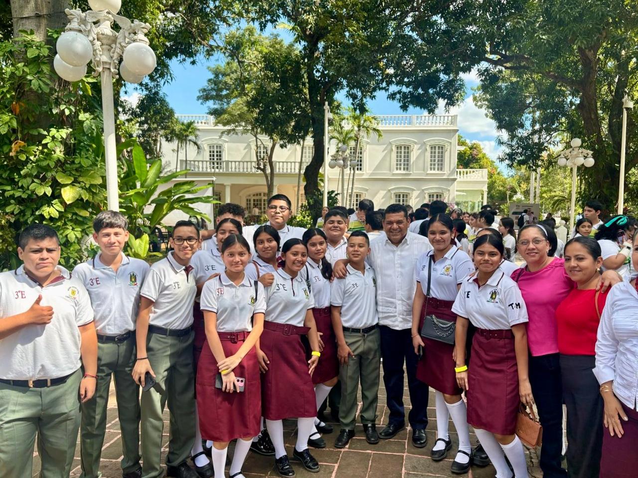 Estudiantes de secundaria inauguran el Jardín Blancas Mariposas en la Quinta Grijalva