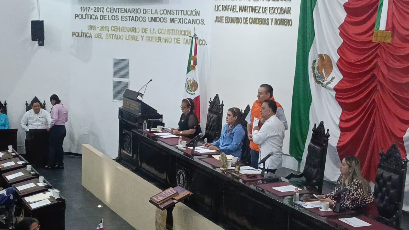 Aplicar multas a quienes aparten lugar en calles y banquetas: Gerald Washington Herrera