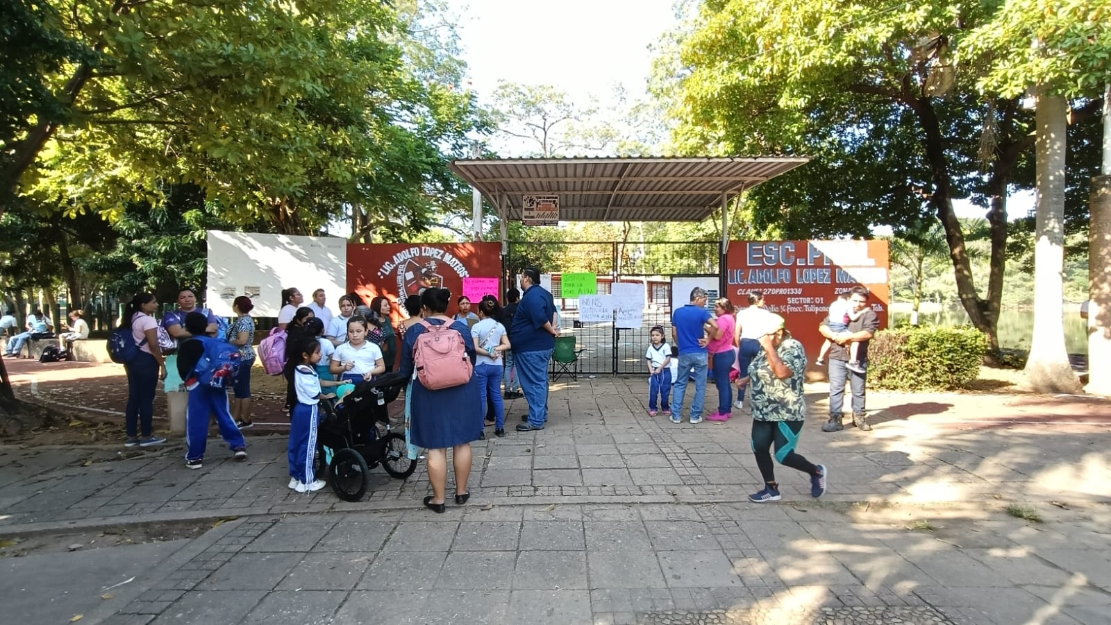 Padres de familias desmienten falsas acusaciones en contra de maestra