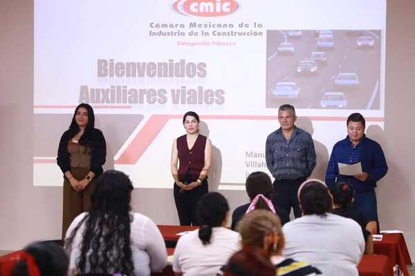 Capacitan Centro y CMIC a mujeres como auxiliares viales