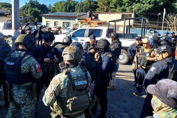Matan a un policía municipal y hieren a 4 agentes más en Tingüindín, Michoacán