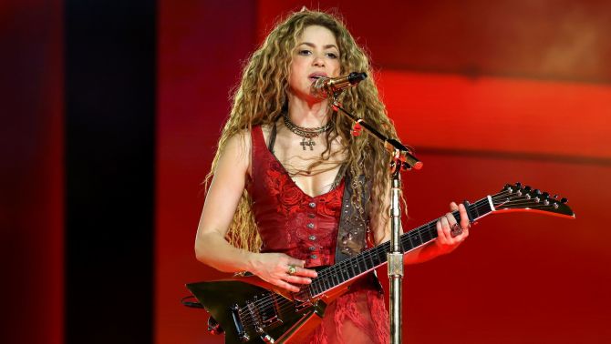 Shakira retoma concierto en Perú tras suspensión por «cuadro abdominal»