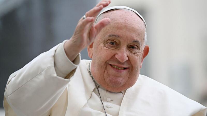 El papa Francisco sigue estable; continúa con el tratamiento y su actividad laboral en el hospital