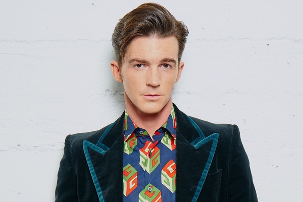 Drake Bell arremete contra Hollywood por seguir contratando a quienes defienden a «abusadores»